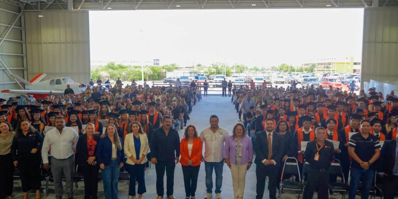 FRANCISCO ESQUIVEL RECONOCE A LA PRIMERA GENERACIÓN DE TSU DE LA UNIVERSIDAD POLITÉCNICA   DE APODACA
