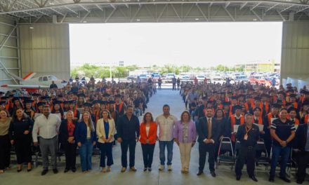 FRANCISCO ESQUIVEL RECONOCE A LA PRIMERA GENERACIÓN DE TSU DE LA UNIVERSIDAD POLITÉCNICA   DE APODACA