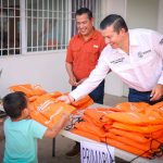 GERARDO DE LA MAZA ENTREGA KITS DE ÚTILES ESCOLARES A FAMILIAS DE EL CARMEN