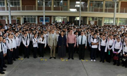 LUIS CAVAZOS ACOMPAÑA A ESTUDIANTES DE ALLENDE EN EL REGRESO A CLASES
