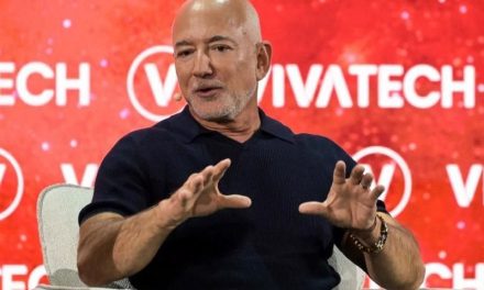 JEFF BEZOS APROVECHA RÉCORD DE AMAZON Y VENDE 350 MILLONES EN ACCIONES