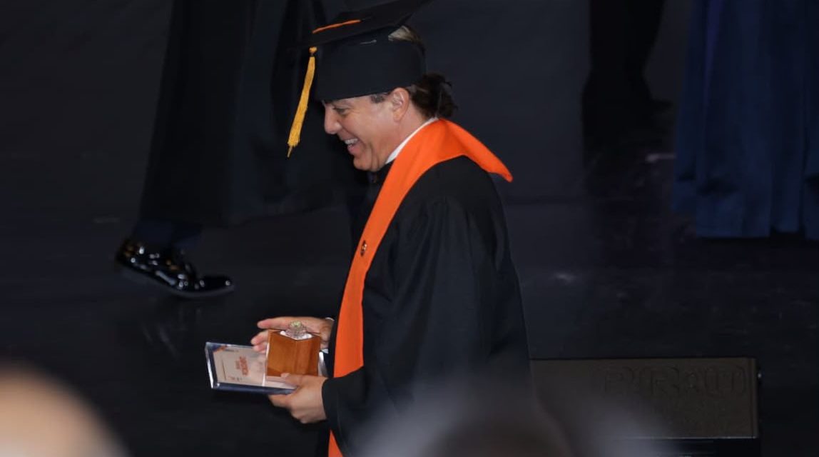 CRISTIAN CASTRO CELEBRA SU GRADUACIÓN DE PREPARATORIA