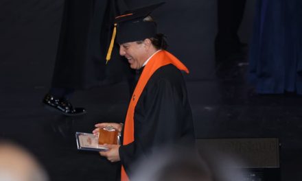 CRISTIAN CASTRO CELEBRA SU GRADUACIÓN DE PREPARATORIA