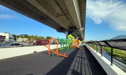 ENTREGAN PARQUE LINEAL EN EL RÍO SANTA CATARINA CON OBRAS PENDIENTES