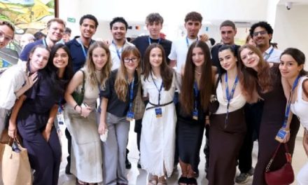 SANTOS GUZMÁN DA LA BIENVENIDA A 189 ESTUDIANTES NACIONALES Y EXTRANJEROS EN LA UANL