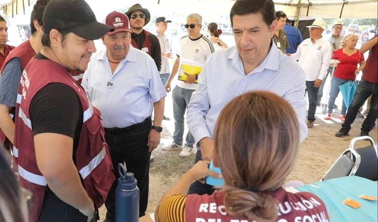 JOSÉ ANTONIO QUIROGA ACERCA SERVICIOS A VECINOS DE ESCOBEDO
