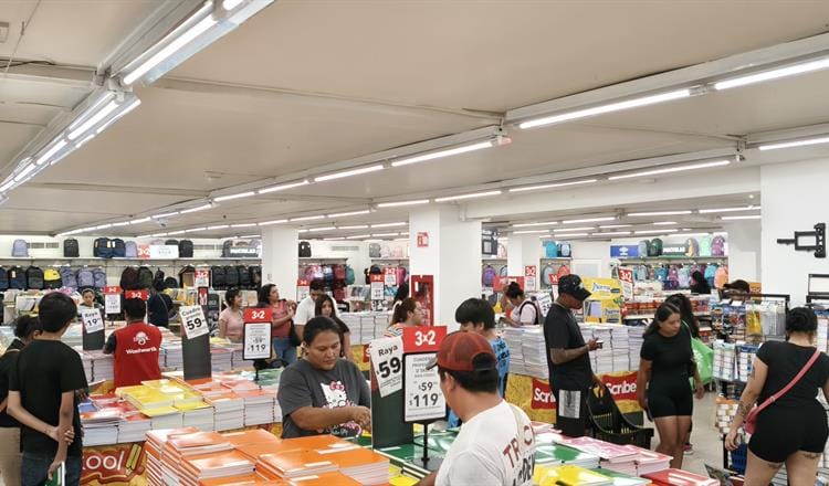 REGIOMONTANOS ABARROTAN EL CENTRO POR ÚLTIMAS COMPRAS ESCOLARES