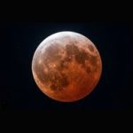 FAMILIAS DISFRUTAN ECLIPSE LUNAR EN LA MACROPLAZA DE MONTERREY