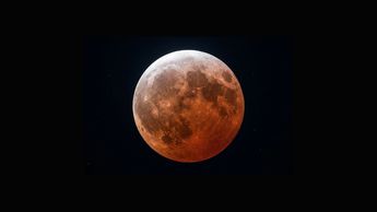 FAMILIAS DISFRUTAN ECLIPSE LUNAR EN LA MACROPLAZA DE MONTERREY