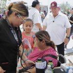 JOSÉ ANTONIO QUIROGA ACERCA SERVICIOS MUNICIPALES A FAMILIAS DE ESCOBEDO