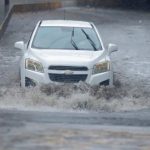 LLUVIAS DEJAN RESCATES, VEHÍCULOS VARADOS Y RETRASOS EN VUELOS