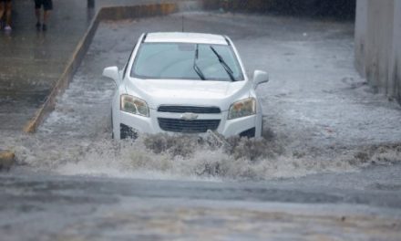LLUVIAS DEJAN RESCATES, VEHÍCULOS VARADOS Y RETRASOS EN VUELOS
