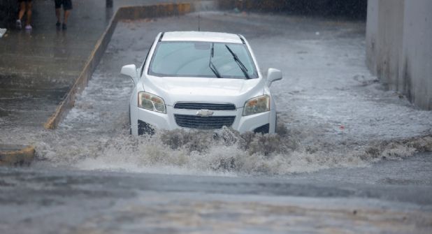 LLUVIAS DEJAN RESCATES, VEHÍCULOS VARADOS Y RETRASOS EN VUELOS