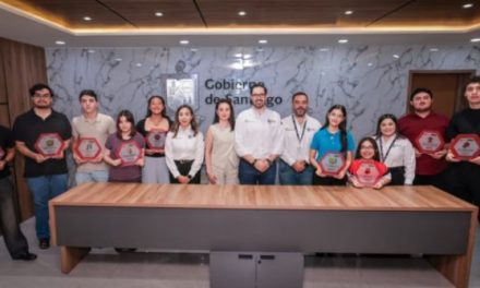 DAVID DE LA PEÑA RECONOCE A JÓVENES QUE DESTACAN POR SU TALENTO EN SANTIAGO