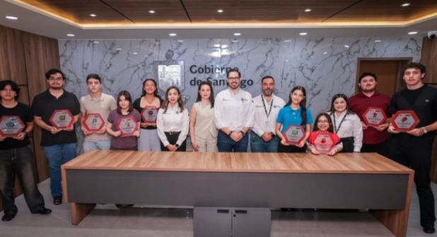 DAVID DE LA PEÑA RECONOCE A JÓVENES QUE DESTACAN POR SU TALENTO EN SANTIAGO