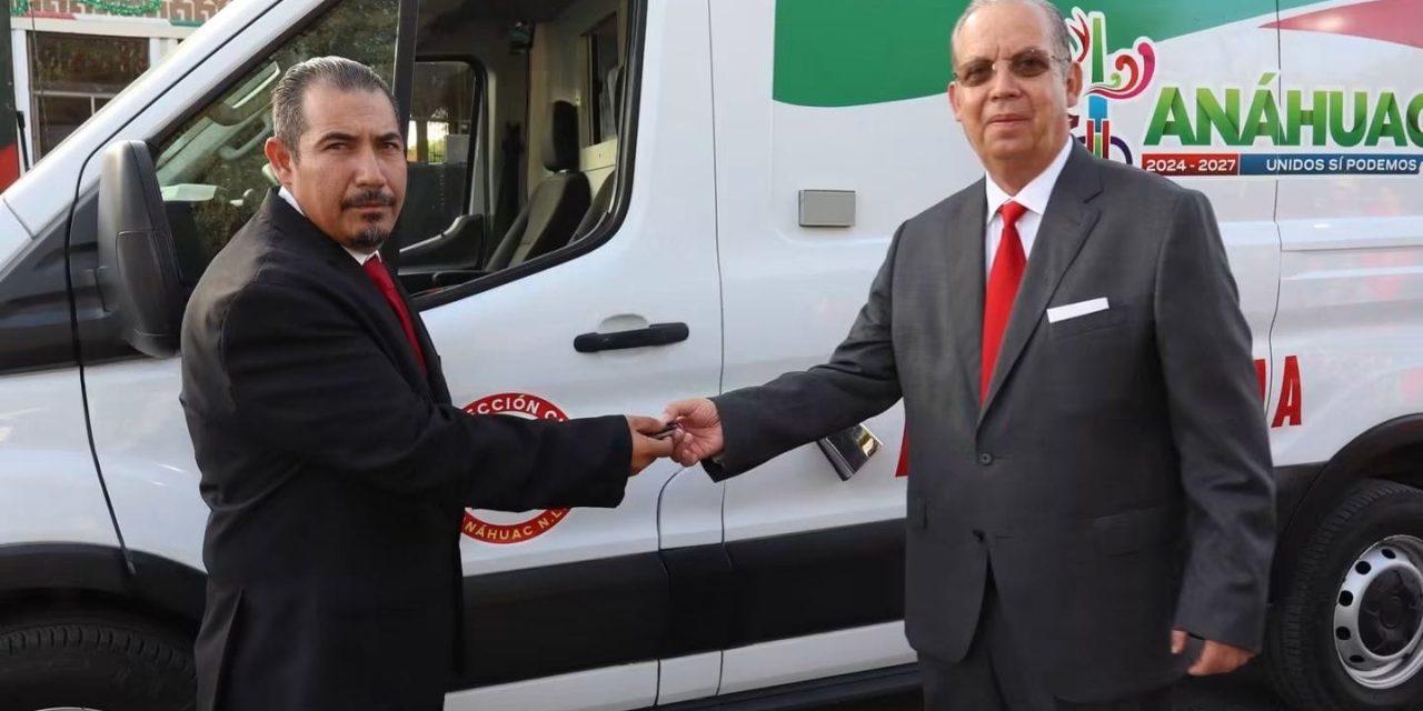 JUAN MANUEL MORTON ENTREGA TERCERA AMBULANCIA PARA FORTALECER LA SALUD EN ANÁHUAC