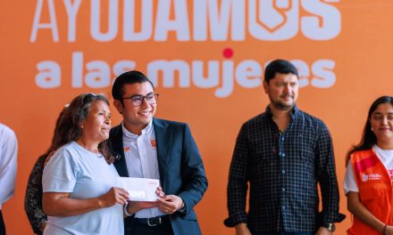 FÉLIX ARRATIA ENTREGA TARJETAS “AYUDAMOS A LAS MUJERES” EN APODACA