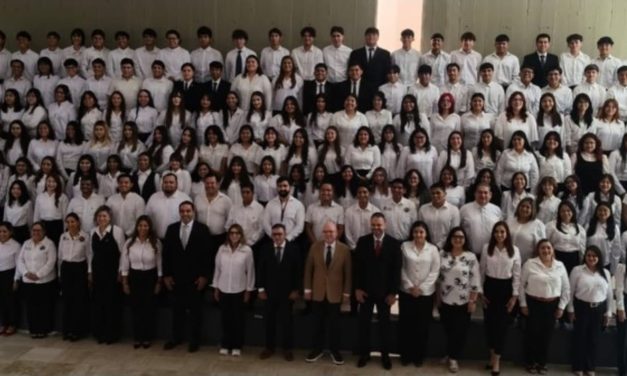 GUILLERMINA ALVARADO RECONOCE TALENTO DE ESTUDIANTES DE LA UANL