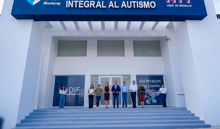 ADRIÁN DE LA GARZA Y GABY OYERVIDES REINAUGURAN CLÍNICA DE ATENCIÓN AL AUTISMO