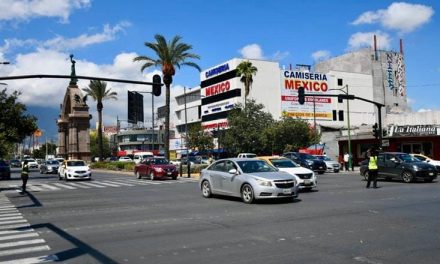 SEMÁFOROS SIN SERVICIO PROVOCAN CAOS VIAL EN EL CENTRO DE MONTERREY