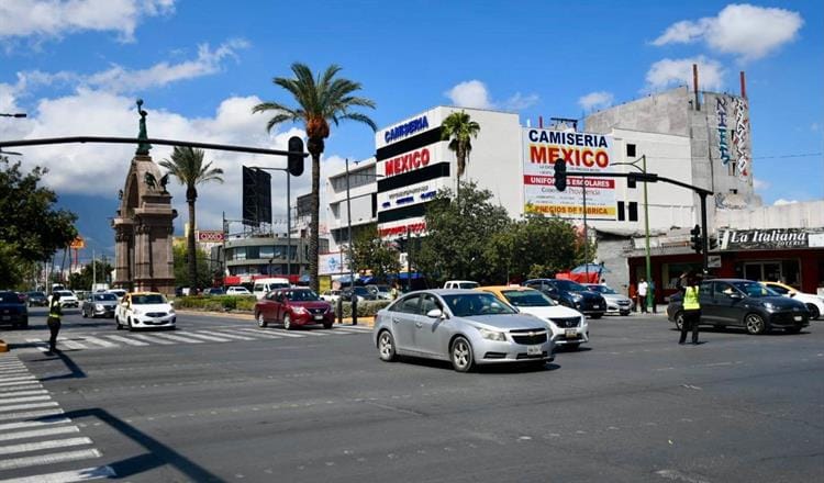 SEMÁFOROS SIN SERVICIO PROVOCAN CAOS VIAL EN EL CENTRO DE MONTERREY