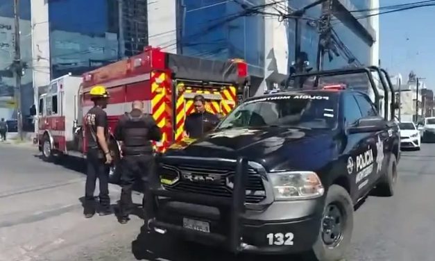 INCENDIO EN OFICINAS DEL SAT EN MONTERREY GENERA DESALOJO Y DEJA PERSONA ATRAPADA EN ELEVADOR