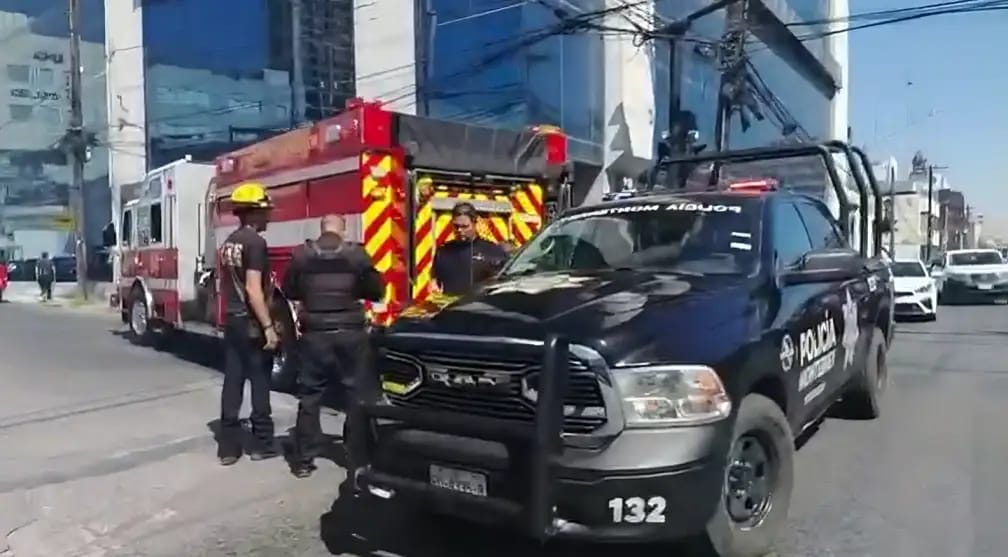 INCENDIO EN OFICINAS DEL SAT EN MONTERREY GENERA DESALOJO Y DEJA PERSONA ATRAPADA EN ELEVADOR