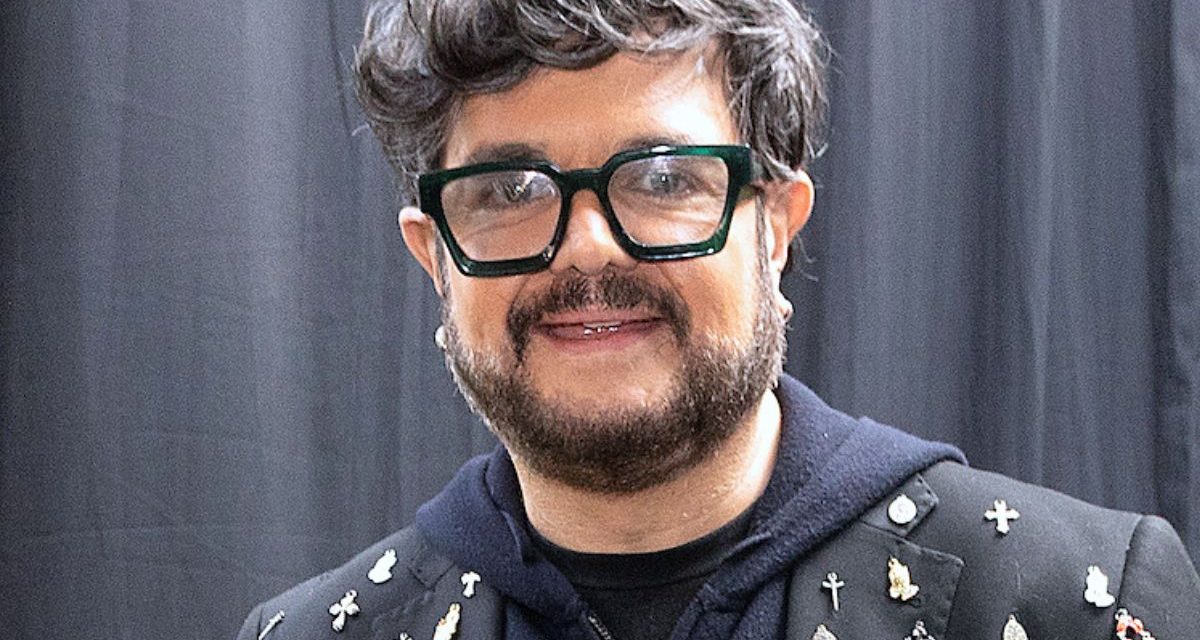 ALEKS SYNTEK CONVIERTE EL CONCIERTO DEL GRITO EN UN REGAÑO AL PÚBLICO