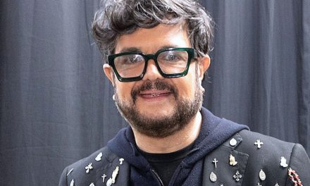 ALEKS SYNTEK CONVIERTE EL CONCIERTO DEL GRITO EN UN REGAÑO AL PÚBLICO