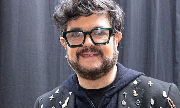 ALEKS SYNTEK CONVIERTE EL CONCIERTO DEL GRITO EN UN REGAÑO AL PÚBLICO