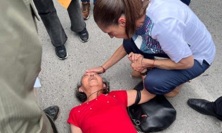 CLAUDIA SHEINBAUM BRINDA AUXILIO A MUJER QUE SUFRIÓ UN DESMAYO EN SAN LUIS