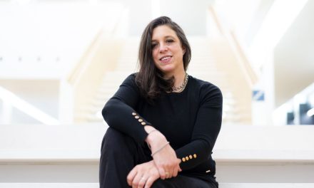 MÁS DE 500 AUTORES RESPALDAN LA EXCLUSIÓN DE ARIANA HARWICZ DE FESTIVAL EN GRANADA