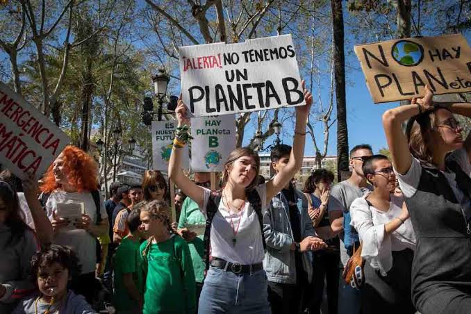 JÓVENES MUESTRAN PREOCUPACIÓN AMBIENTAL, PERO PERSISTE BRECHA ENTRE INQUIETUD Y HÁBITOS COTIDIANOS