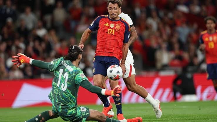 ESPAÑA REMONTA ANTE INGLATERRA Y DE LA FUENTE PIDE MANTENER LA EXIGENCIA