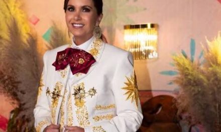 LUCERO PREOCUPA A SUS FANS DURANTE CONCIERTO DEL GRITO
