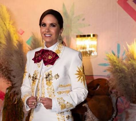 LUCERO PREOCUPA A SUS FANS DURANTE CONCIERTO DEL GRITO