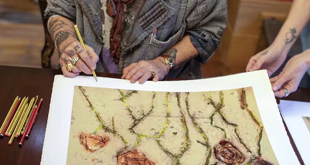 JOHNNY DEPP DEBUTA COMO ESCULTOR CON OBRA INSPIRADA EN UN DIBUJO DE SU HIJO