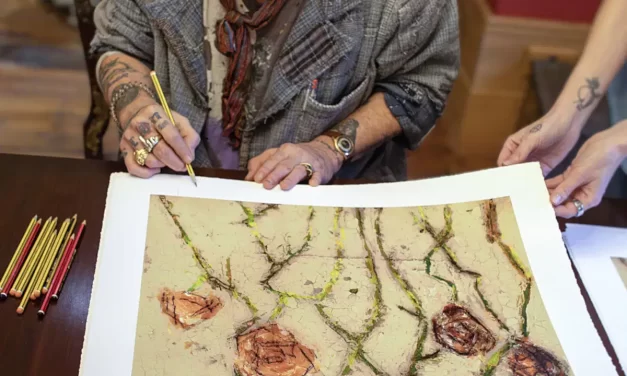 JOHNNY DEPP DEBUTA COMO ESCULTOR CON OBRA INSPIRADA EN UN DIBUJO DE SU HIJO