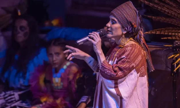 XOCHITZIN CONVIERTE LA CULTURA AFROINDÍGENA EN MÚSICA CON MAREMOTO
