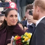 HARRY Y MEGHAN REGRESAN JUNTOS AL REINO UNIDO Y RECIBEN UNA CÁLIDA BIENVENIDA