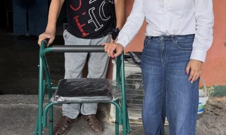ANYLÚ BENDICIÓN APOYA A VECINOS CON ENTREGA DE APARATOS DE MOVILIDAD