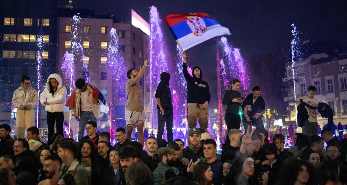 ESTUDIANTES HACEN HISTORIA EN SERBIA: DERROTAN AL PARTIDO DE VUČIĆ TRAS DOS AÑOS DE PROTESTAS