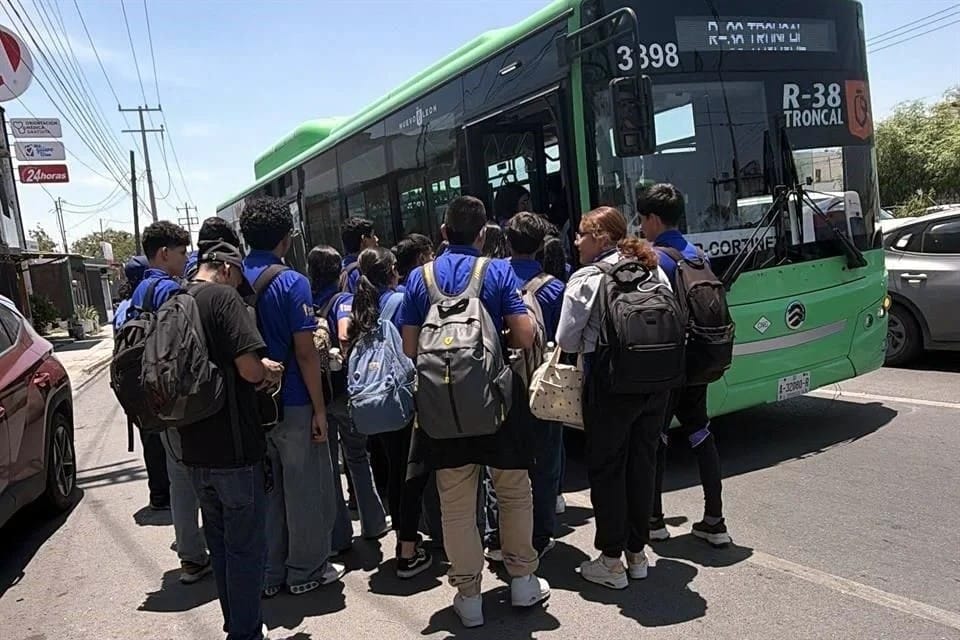 TRANSPORTISTAS CALIFICAN COMO FRACASO EL PLAN DE MOVILIDAD DE SAMUEL GARCÍA