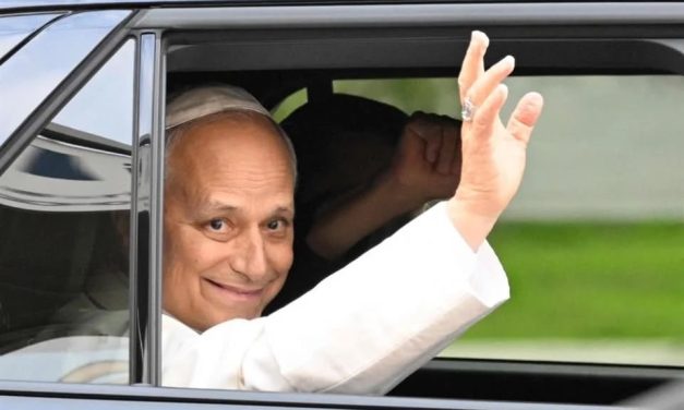 EL PAPA LEÓN XIV VUELVE AL VATICANO CINCO DÍAS DESPUÉS DE SU OPERACIÓN Y SALUDA A LOS FIELES: “ESTOY MEJOR, GRACIAS”