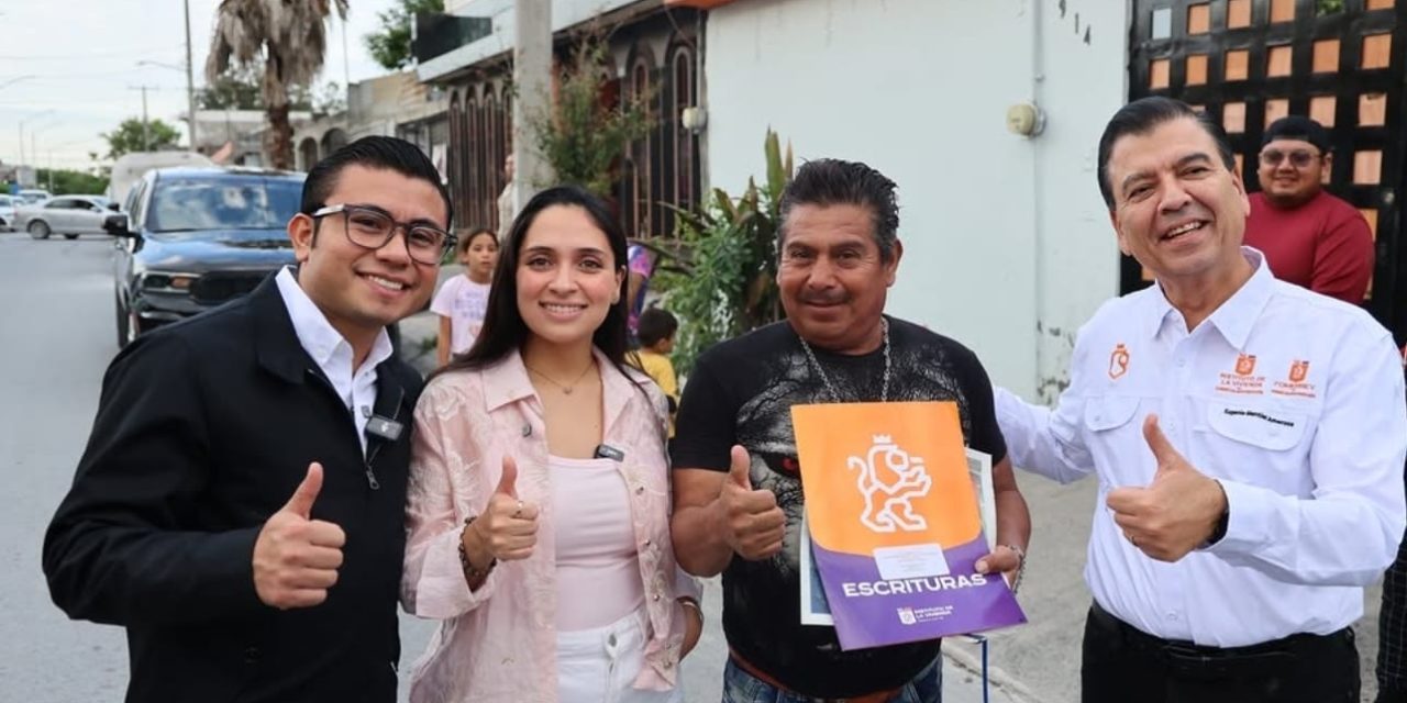EUGENIO MONTIEL, MÓNICA OYERVIDES Y FÉLIX ARRATIA ENTREGAN ESCRITURAS A FAMILIAS DE MONTE KRISTAL