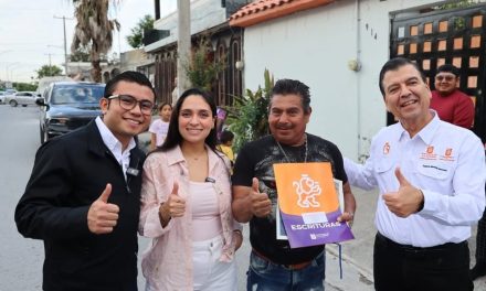 EUGENIO MONTIEL, MÓNICA OYERVIDES Y FÉLIX ARRATIA ENTREGAN ESCRITURAS A FAMILIAS DE MONTE KRISTAL
