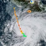 HURACÁN VANCE GANA FUERZA Y ALCANZA CATEGORÍA 2, PREVÉN MÁS LLUVIAS EN EL PACÍFICO