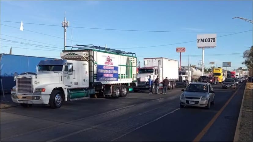 TRANSPORTISTAS MANTIENEN MEGAPARO PESE A DIÁLOGO CON SEGOB