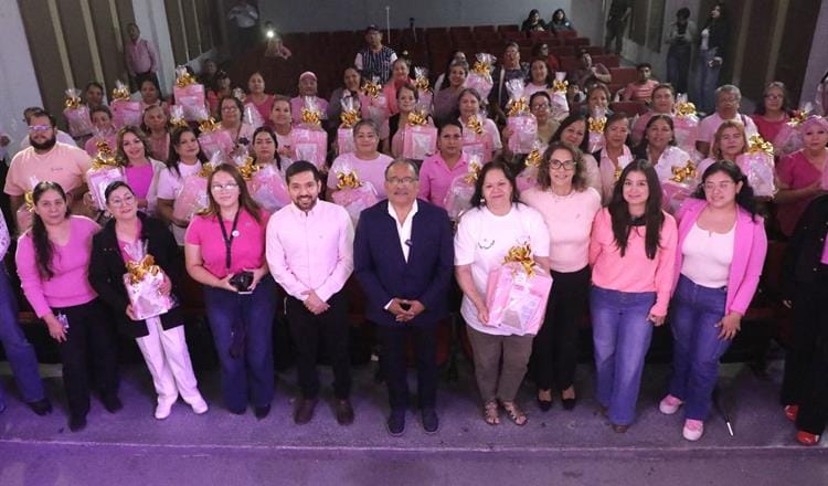 ANDRÉS MIJES ENTREGA 36 KITS ONCOLÓGICOS A MUJERES DE ESCOBED