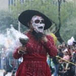 DESFILE DE LAS CALAVERAS ILUMINA MONTERREY CON TRADICIÓN Y COLOR BAJO LA LLUVIA